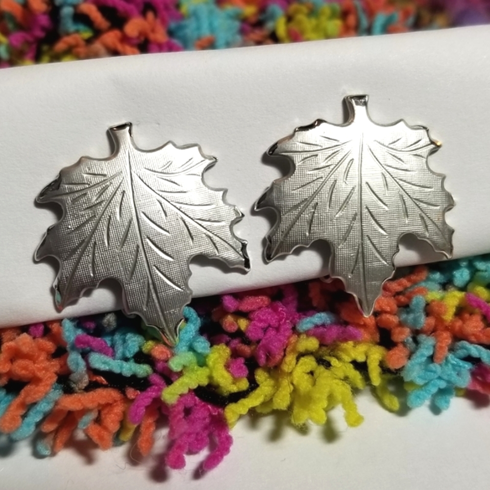 Vintage maple leaf clip earrings silver tone tree nature woodland clipon